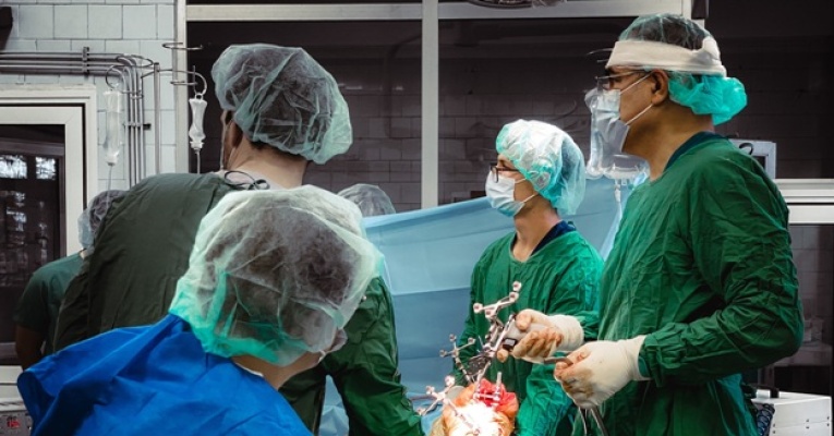 Ортопед от световна величина ще обучава български специалисти за ставно протезиране | ИСУЛ