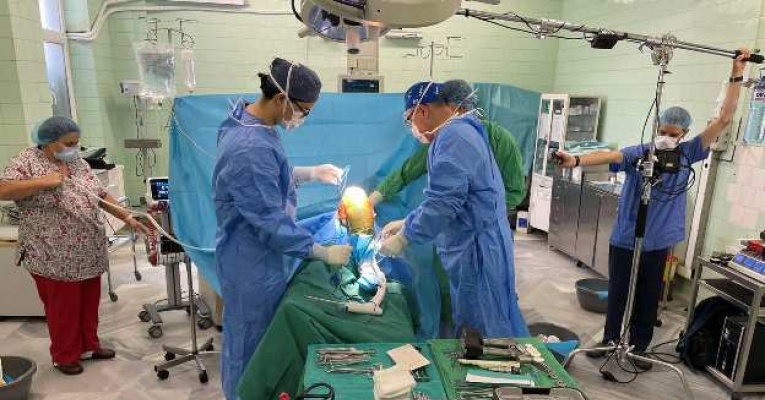 Oртопедите на ИСУЛ поставиха безциментна колянна протеза на мъж с инфаркт на костта