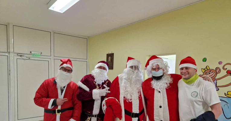 Цяла група мотористи, облечени като Дядо Коледа, зарадва двете детски отделения на ИСУЛ